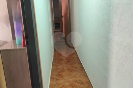 Casa no Jardim Medeiros ampla com 3 dormitórios bem distribuída