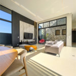 Indaiatuba - Quintas da Terracota - 1252 m² de terreno - casa térrea com 514 m² de área construída -3 vagas de garagem cobertas e 3 descobertas Lavabo - Sala de estar e jantar amplas e integradas - Escritório privativo - Cozinha toda equipada com geladeira, forno, micro-ondas, lava-louças,