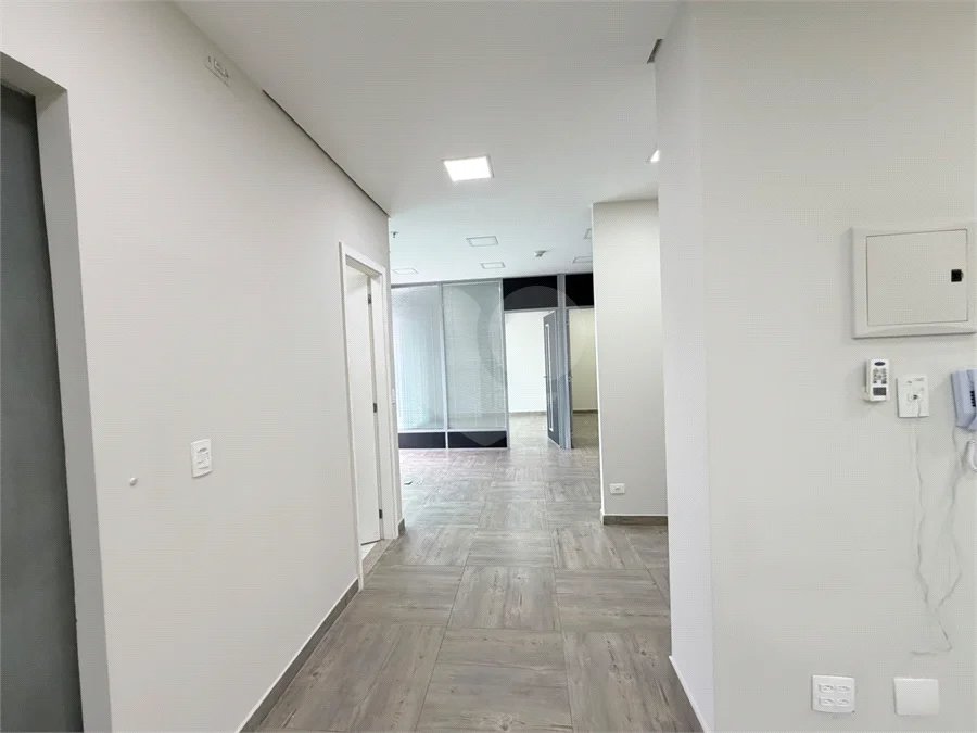 Sala para locação Domo Business 101 m - 2 vagas - Sala com divisórias, ar condicionado e banheiro.