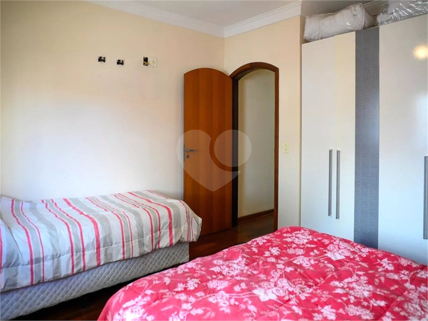 Sobrado com 2 vagas.