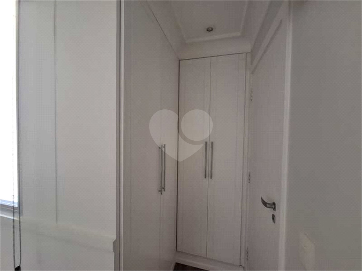 Apartamento para locação com 2 dormitórios, sendo 1 suíte com 02 vagas, totalmente climatizado nos 3 ambientes