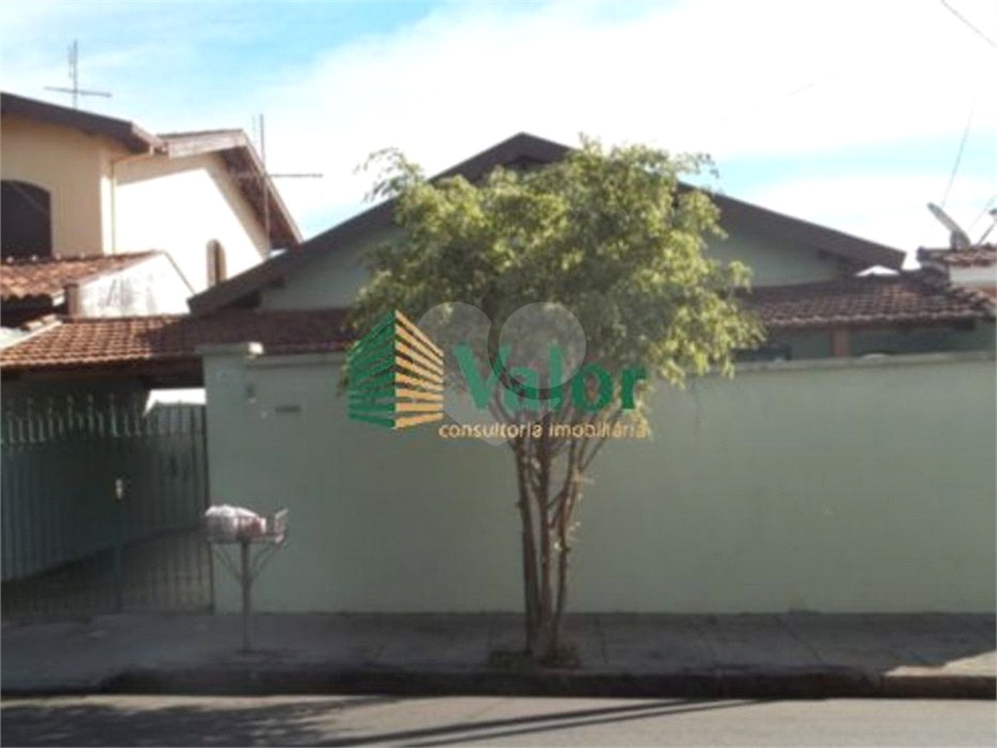 Terreno medindo 440,00 m² de área total e 231,66 m² de área construída. São 02 casas.