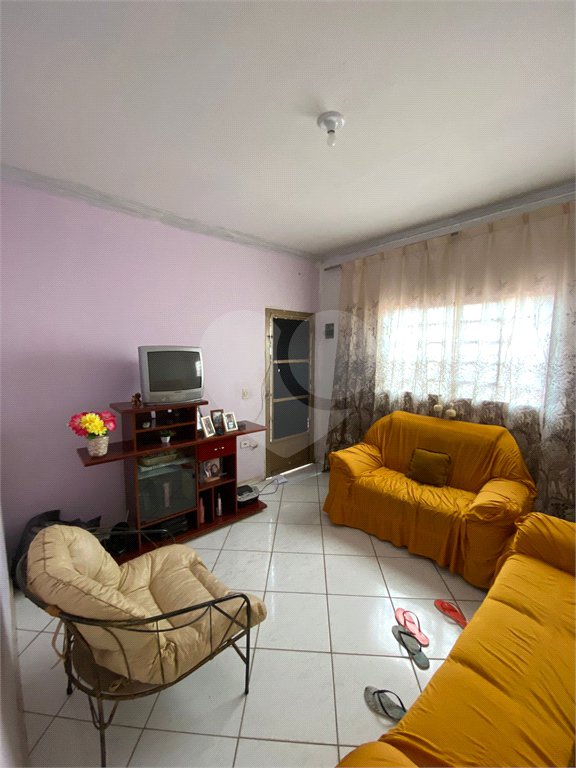 Casa Térrea com 2 dormitórios.