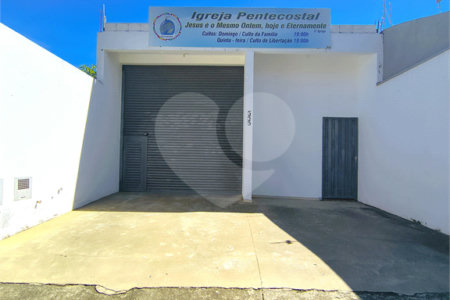 Imóvel disponível para venda com excelente localização e grande potencia, tambèm gerando uma renda passiva todos meses com contrato de aluguel ativo. Salão Comercial Perfeito para quem busca conforto, praticidade e um ótimo investimento