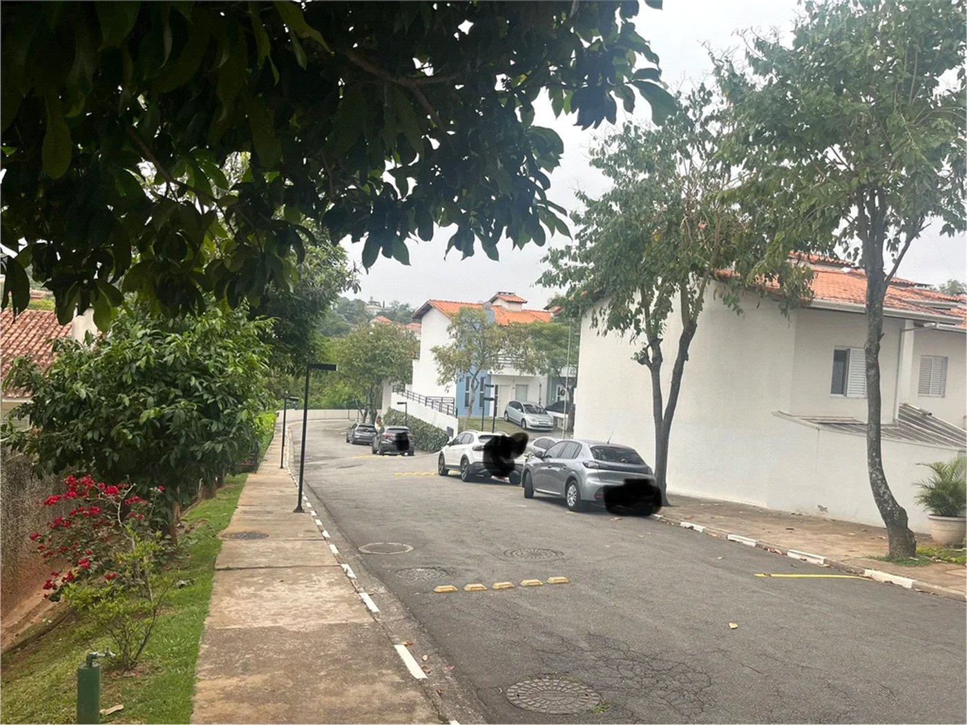 Casa à venda com 3 quartos, sendo 1 suíte, no condomínio New Village, Cotia - SP