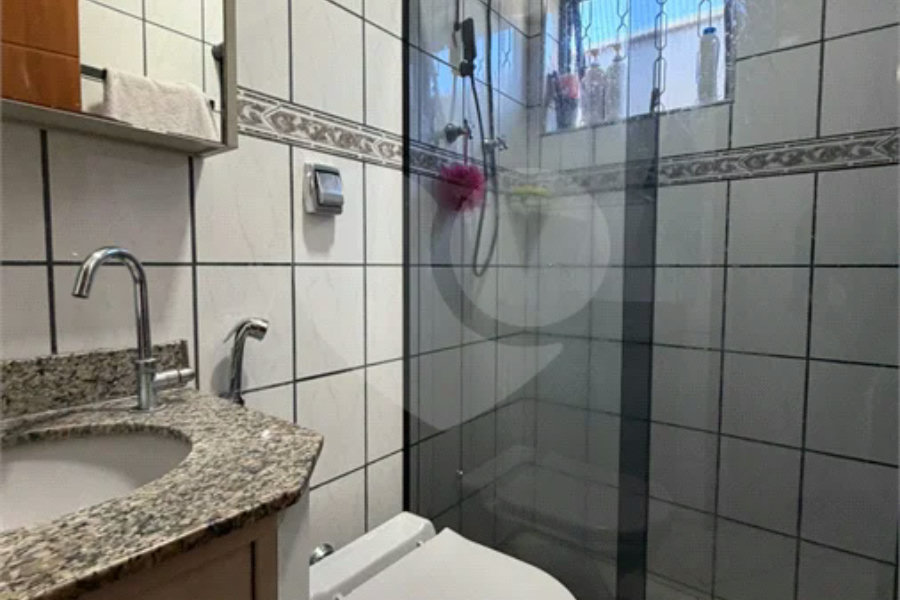 Casa à Venda no Santa Terezinha com 3 Dormitórios, Churrasqueira e Garagem para 2 Carros