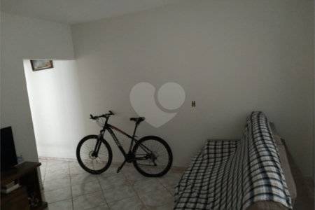 Casa térrea com 2 dormitórios, sendo 1 suíte.