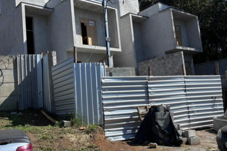 Sobrado à venda com 3 quartos, sendo 1 suíte, no condomínio Parque Rizzo II, Cotia - SP