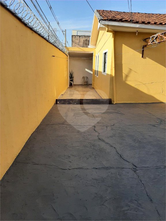 Casa com Salão Comercial no Aracy