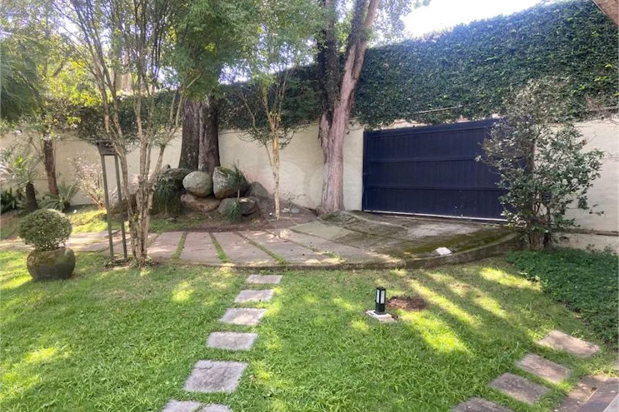 CASA EM RUA FECHADA NA REGIÃO DO MORUMBI / REGIÃO DO CLUBE PAINEIRAS