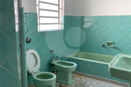 Casa à venda na Aclimação de 190m² com 3 dormitórios e 2 vagas.