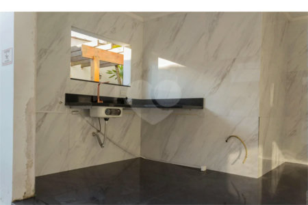 Casa à venda com 6 dormitórios, 3 suítes, piscina, área gourmet, hidromassagem, lareira, varanda e 6 vagas de garagem. Conforto e lazer para toda a família!