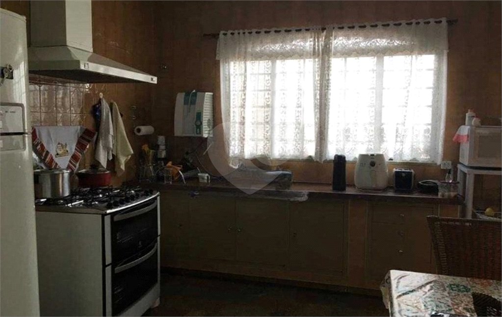 Casa térrea com 3 dormitórios, sendo 2 suítes.
