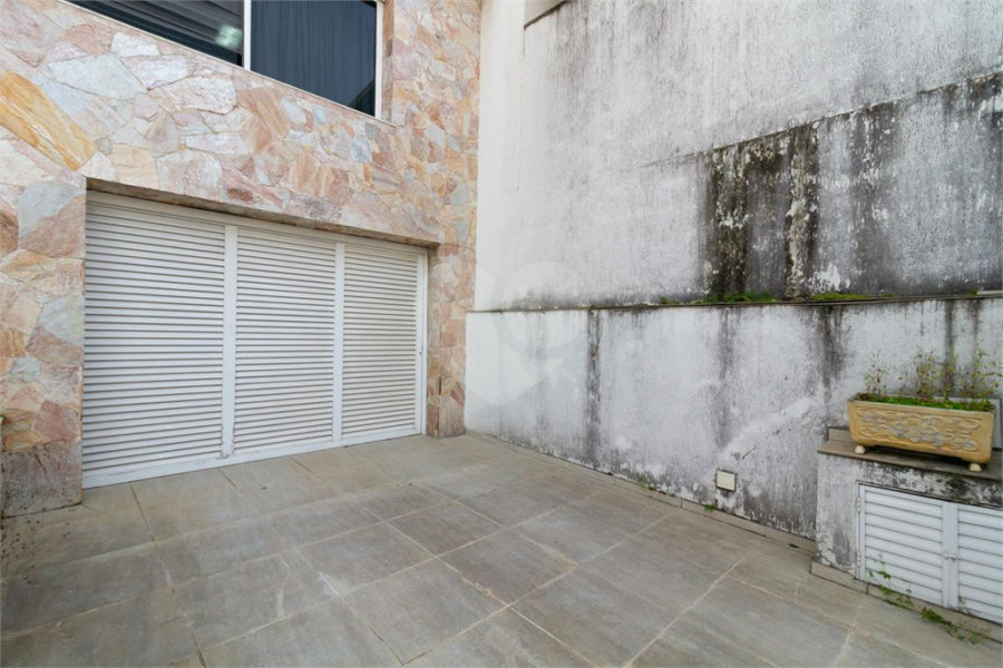 Casa Sobrado à venda com 342 m², 3 dormitórios, sendo 2 suítes, 4 vagas na Vila Mariana - São Paulo.
