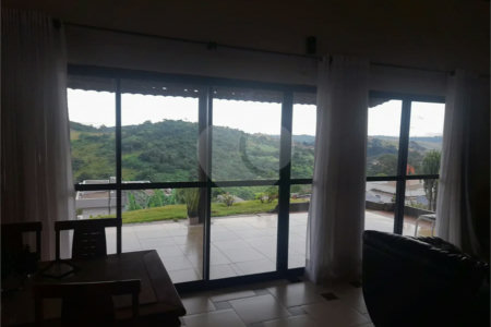 Excelente Casa Térrea no Condomínio Outeiro das Flores – Conforto, Segurança e Contato com a Natureza