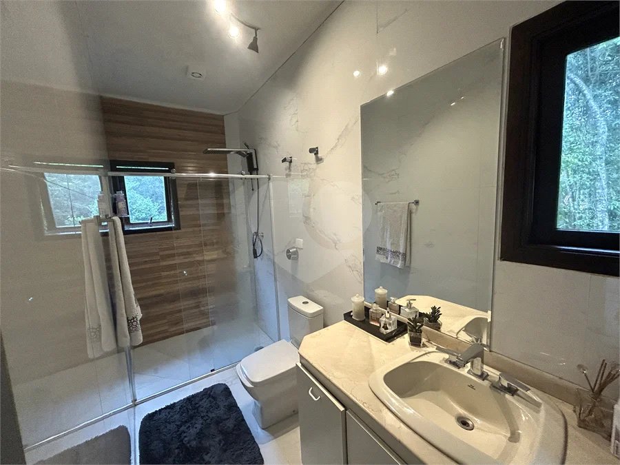 Casa em condomínio com 3 dormitórios, 01 suíte, garagem para 06 carros, área gourmet, piscina.