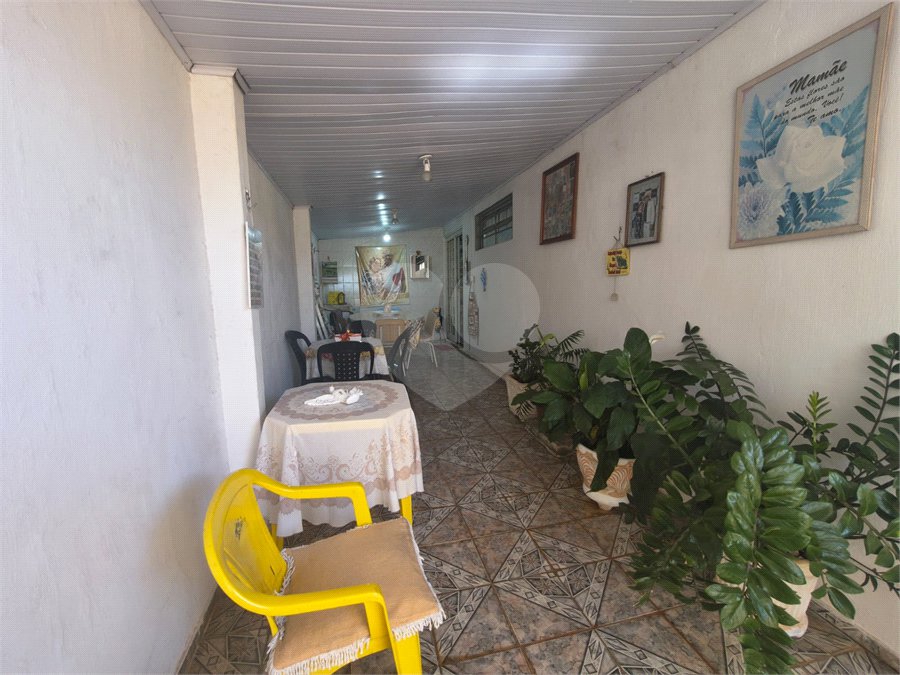 Linda Casa com Comercio ao lado independente.