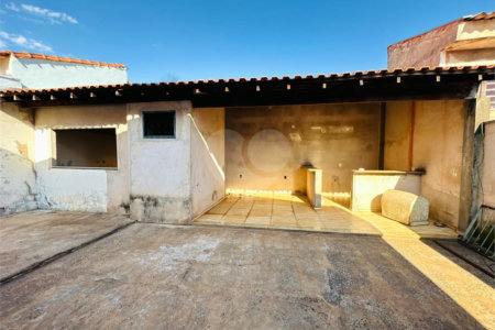 Casa á venda, com 03 Dormitórios, em São Carlos.