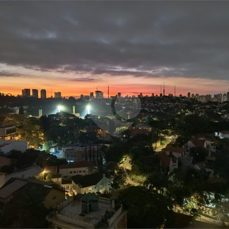 Este amplo apartamento de 290 m², completamente reformado, reúne sofisticação,