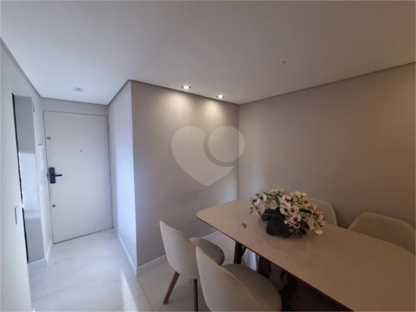 Apartamento totalmente mobiliado com 2 dormitórios, 1 vaga