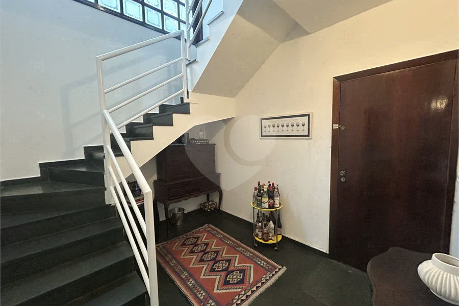 Casa em condomínio com 3 dormitórios, 01 suíte, garagem para 06 carros, área gourmet, piscina.