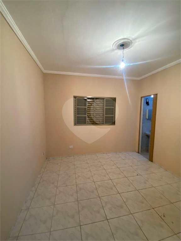 Casa Térrea com 3 dormitórios, sendo 2 suítes.