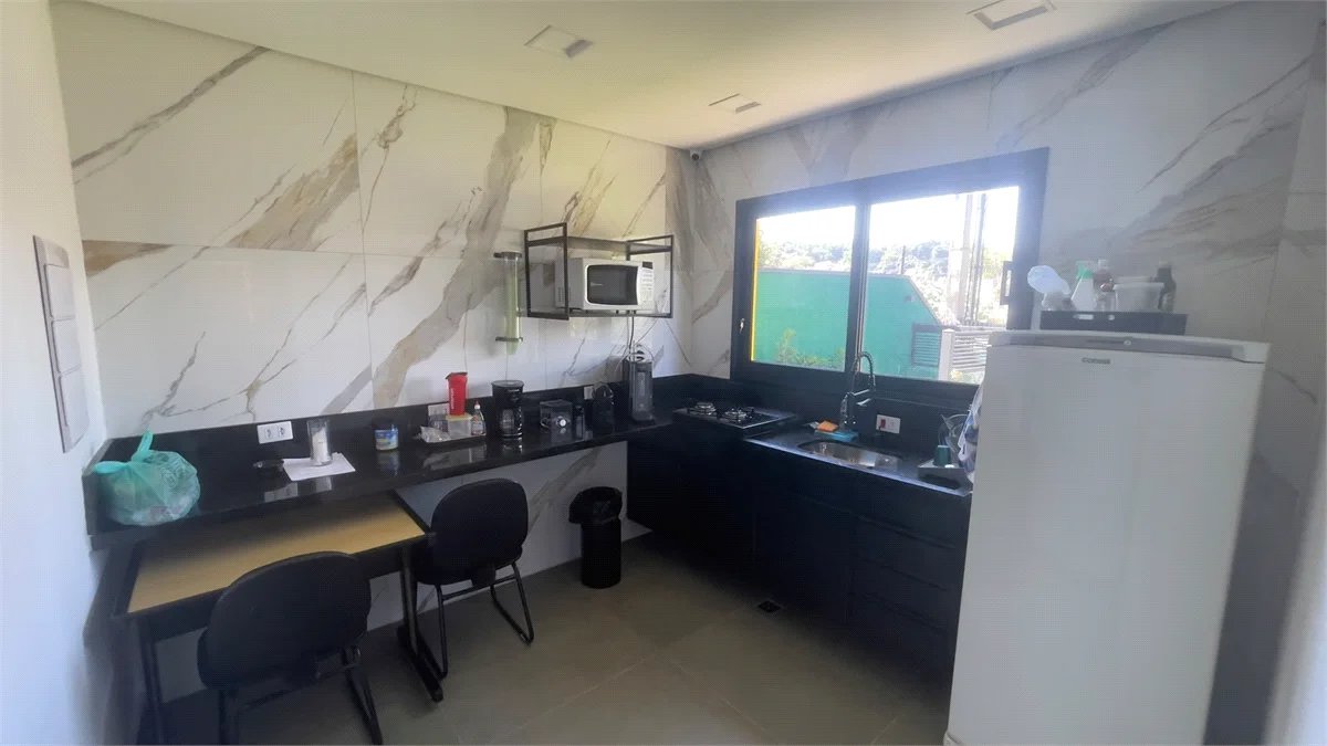 Incrível imóvel comercial com 250 metros de área construída com 5 salas e 2 cozinhas com 5 vags no caxingui