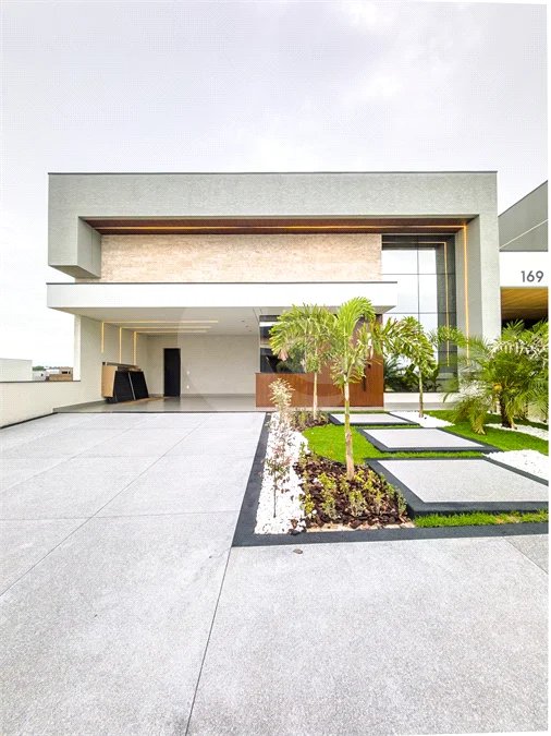 Casa Térrea – Condomínio Maria Cândida - 300 m² de terreno - 212 m² de área construída - 4 vagas de garagem, sendo 2 cobertas - Sala de jantar e estar integradas, com pé-direito duplo e cortina - 3 suítes com ar-condicionado, sendo 1 master com closet – planejado – Roupeiro – Escritório - Cozinha