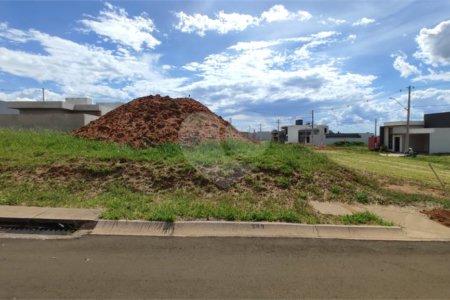 Lote à Venda em São Carlos, no Condomínio Villeneuve I