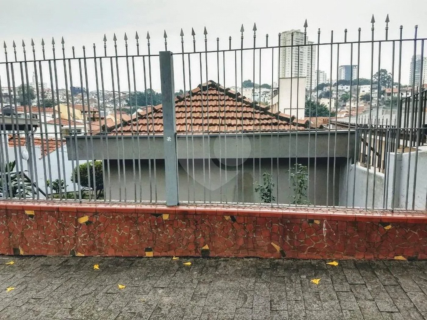CASA TÉRREA À VENDA NA MOOCA - COM PORTEIRA FECHADA.