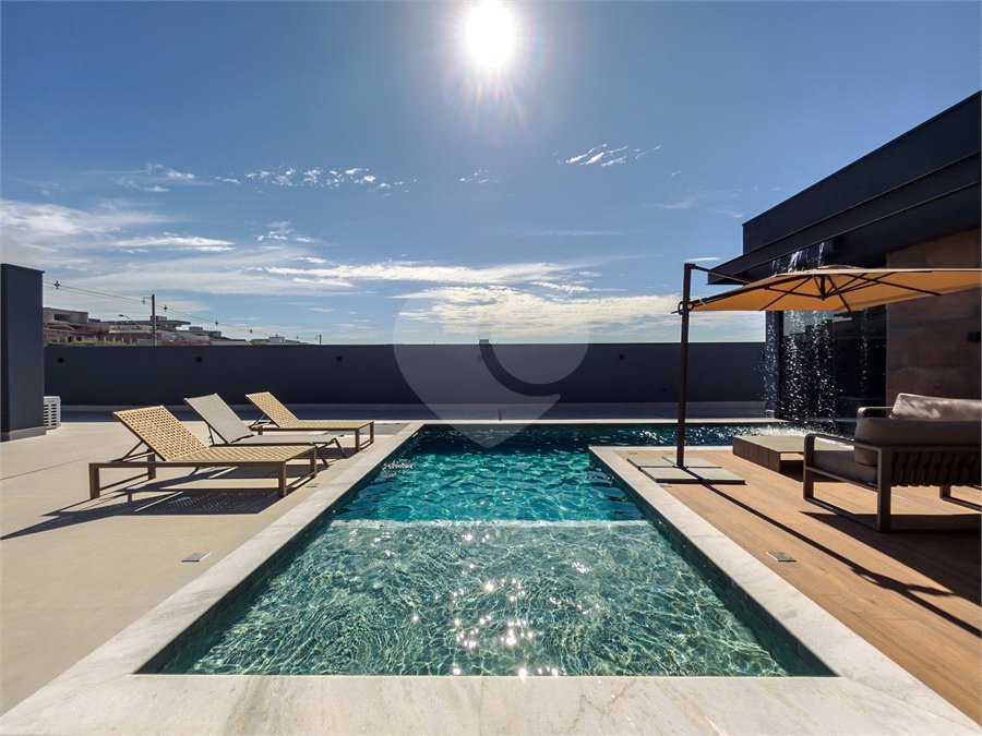 Indaiatuba - Quintas da Terracota - 1252 m² de terreno - casa térrea com 514 m² de área construída -3 vagas de garagem cobertas e 3 descobertas Lavabo - Sala de estar e jantar amplas e integradas - Escritório privativo - Cozinha toda equipada com geladeira, forno, micro-ondas, lava-louças,