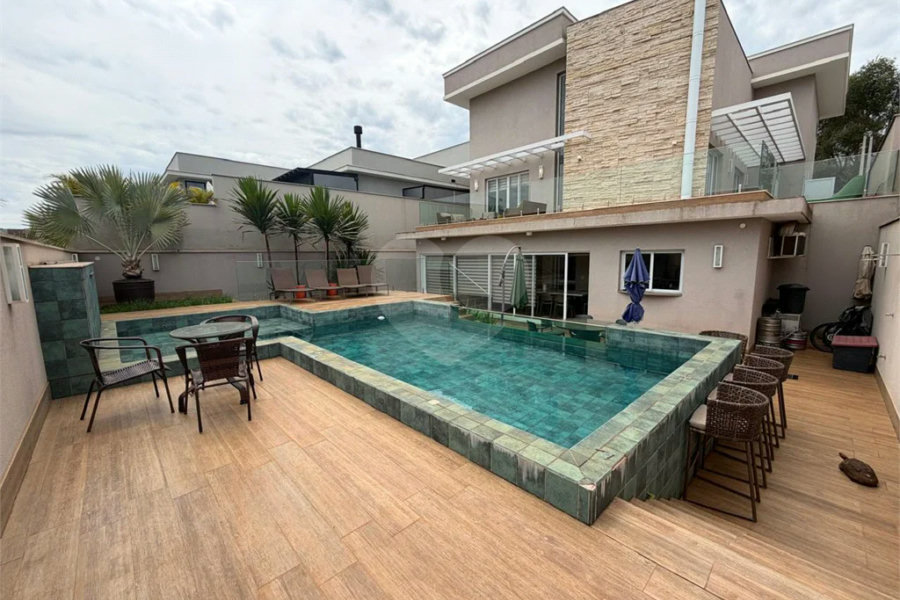 Casa de alto padrão em condomínio exclusivo com 4 suítes