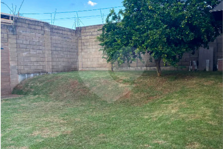 Casa Térrea com Acabamento em Tijolo Aparente e Quintal Amplo - Próximo ao Shopping Iguatemi