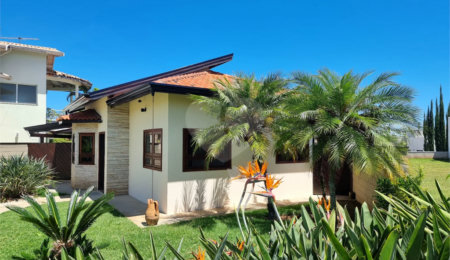 Casa à venda ou para alugar com 3 quartos, sendo 1 suíte, no condomínio Terras de Vinhedo, Vinhedo - SP