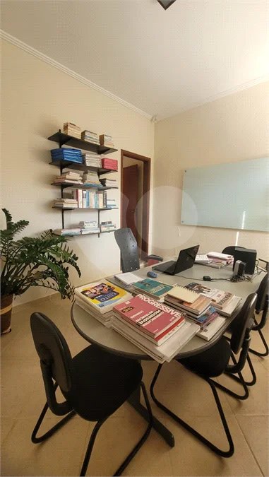 Casa Exclusiva com Pé-Direito Alto e Área Gourmet no Jardim Paraíso