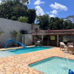 Chácara com excelente infraestrutura, contendo casa com 8 dormitórios, 900 m² de área construída, área total de 3000m², piscina adulto e infantil, churrasqueira, quadra gramada de futebol - Rio Acima - Atibaia/SP 900 m² Área construída 3.000 m² Área do terreno