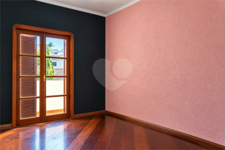 Casa à venda com 6 dormitórios, 3 suítes, piscina, área gourmet, hidromassagem, lareira, varanda e 6 vagas de garagem. Conforto e lazer para toda a família!