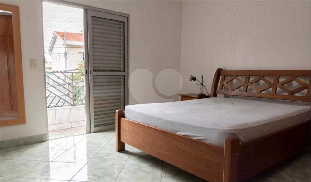 Sobrado no Jabaquara com 280m², 3 dormitórios, quintal amplo, varanda e 3 vagas de garagem.