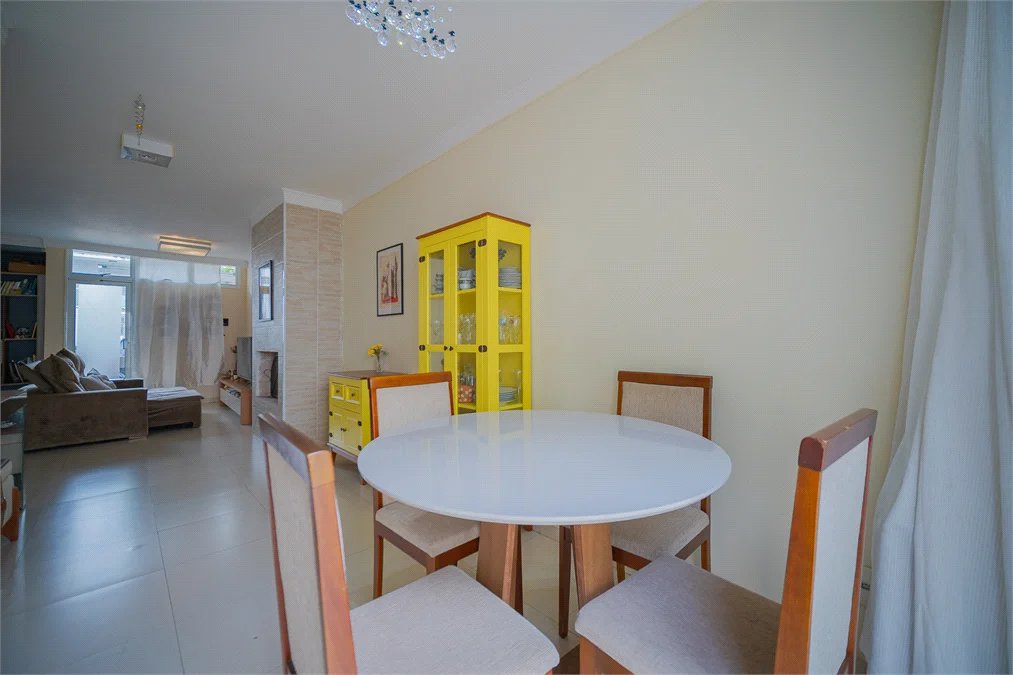 Casa à venda com 3 quartos, sendo 1 suíte, no condomínio Queluz Vita - Casas, Cotia - SP