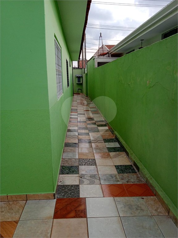 Casa térrea com 3 dormitórios.
