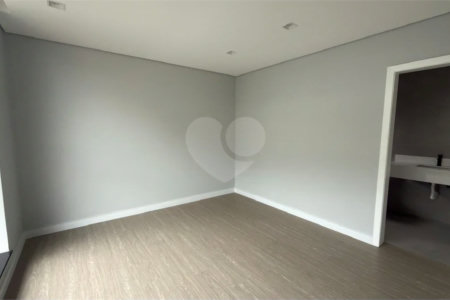 Sobrado de alto padrão no Swiss Park, totalmente reformado, com 4 suítes, piscina, elevador, espaço gourmet, 4 vagas e condomínio com lazer completo.