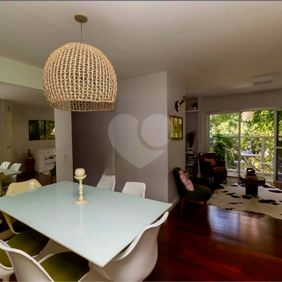 Apartamento em Pinheiros, com 3 dorms. sendo 2 suítes e 2 vagas de garagem.