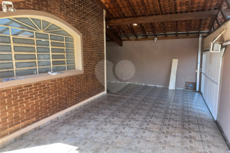 Casa térrea com 3 dormitórios, sendo 1 suíte.