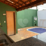 Casa térrea com 3 suítes.