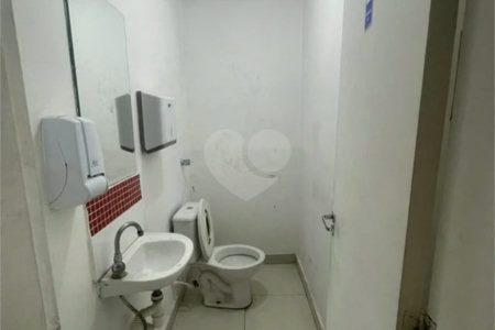 Ponto Comercial de Esquina Imperdível na Saúde / SP! Visibilidade Total para Seu Negócio!