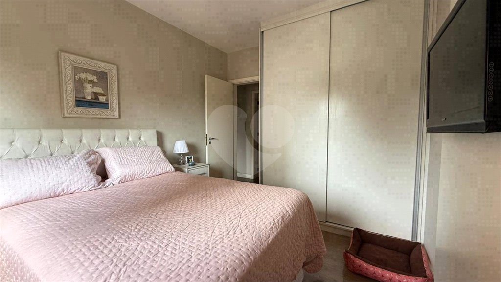 Apartamento de 130 m² com três dormitórios, sendo uma suíte, com armários embutidos, dependências de empregado e lavabo