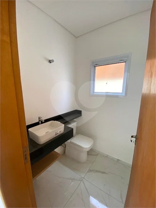 Casa Nova para Venda ou Locação em Condomínio | 3 Suítes e Quintal Privativo
