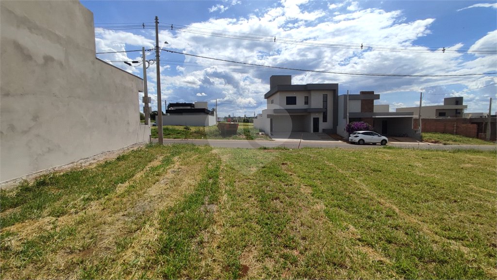 Lote à Venda em São Carlos, no Condomínio Villeneuve I