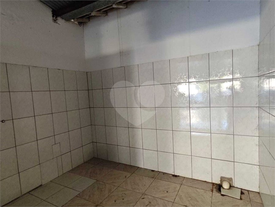 ?Oportunidade Única em São Carlos: Salão Comercial + Casa Independente nos Fundos – Ideal para Investidores!