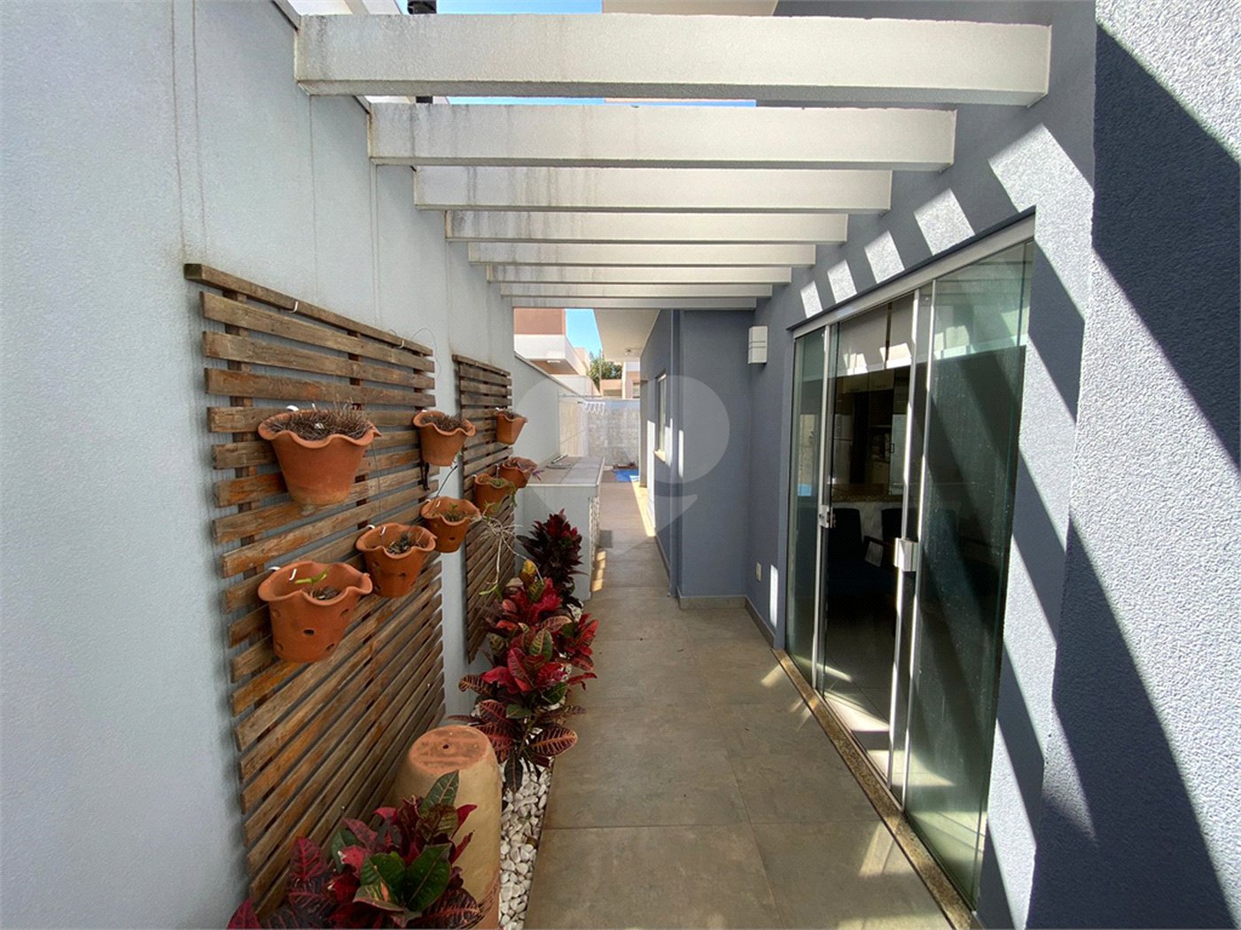 Casa térrea com piscina para venda no Condomínio Quebec.